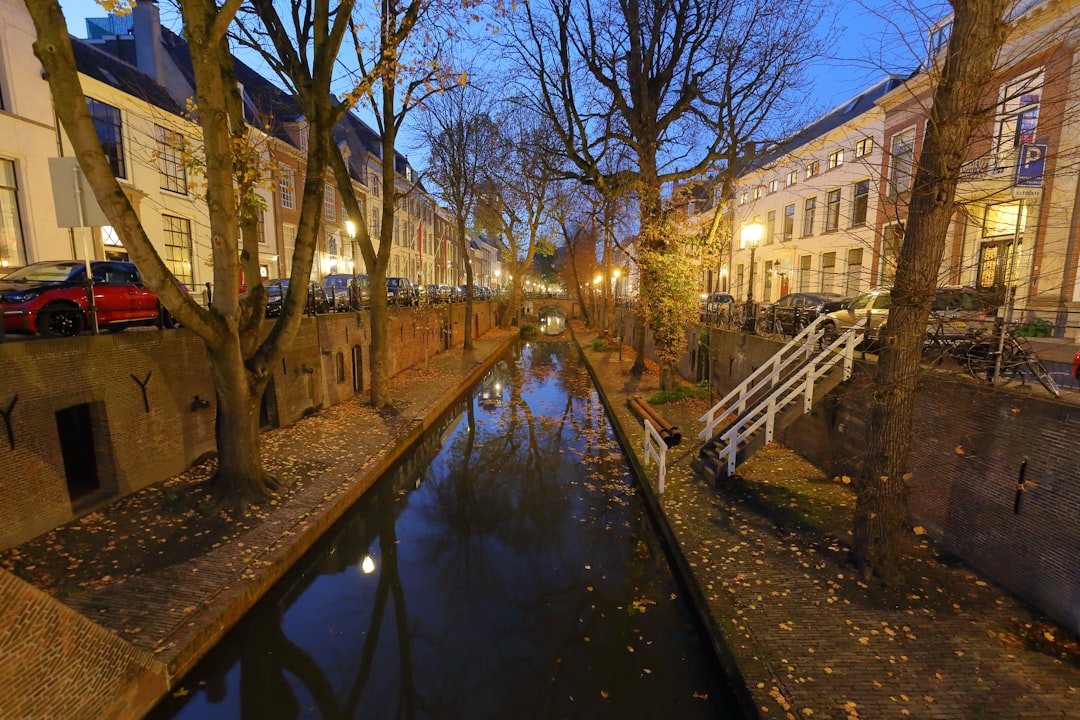 ユトレヒトの運河を発見する：オランダ文化の旅 - Utrecht | Secret World Trip Planner