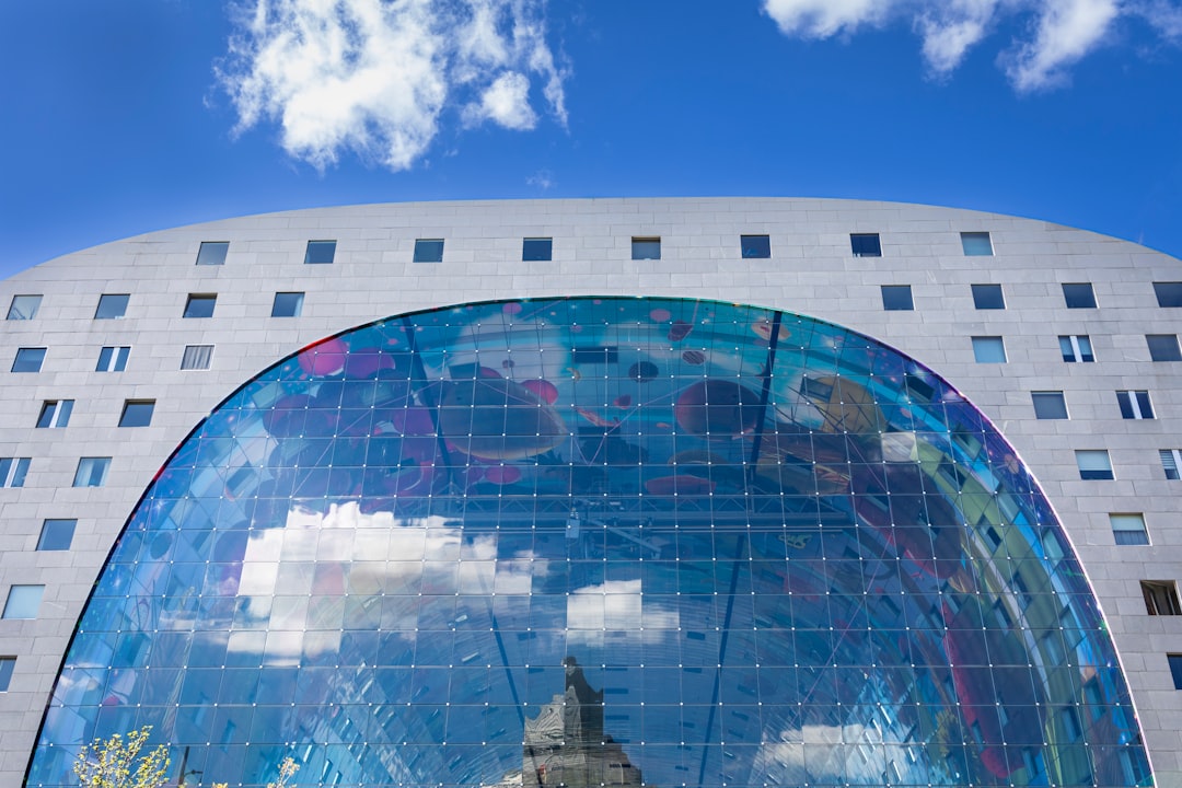ロッテルダムのマルクトホールを発見する:文化的宝石 - Rotterdam | Secret World Trip Planner