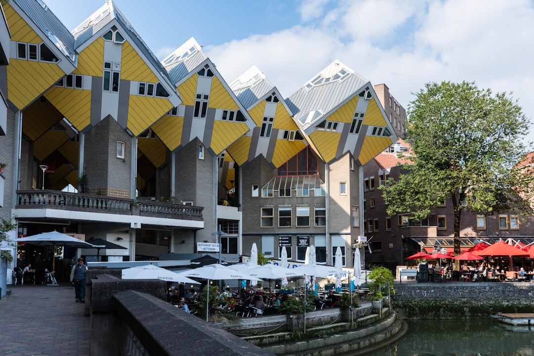 ロッテルダムのキューブハウスを発見:ユニークな建築 - Rotterdam | Secret World Trip Planner