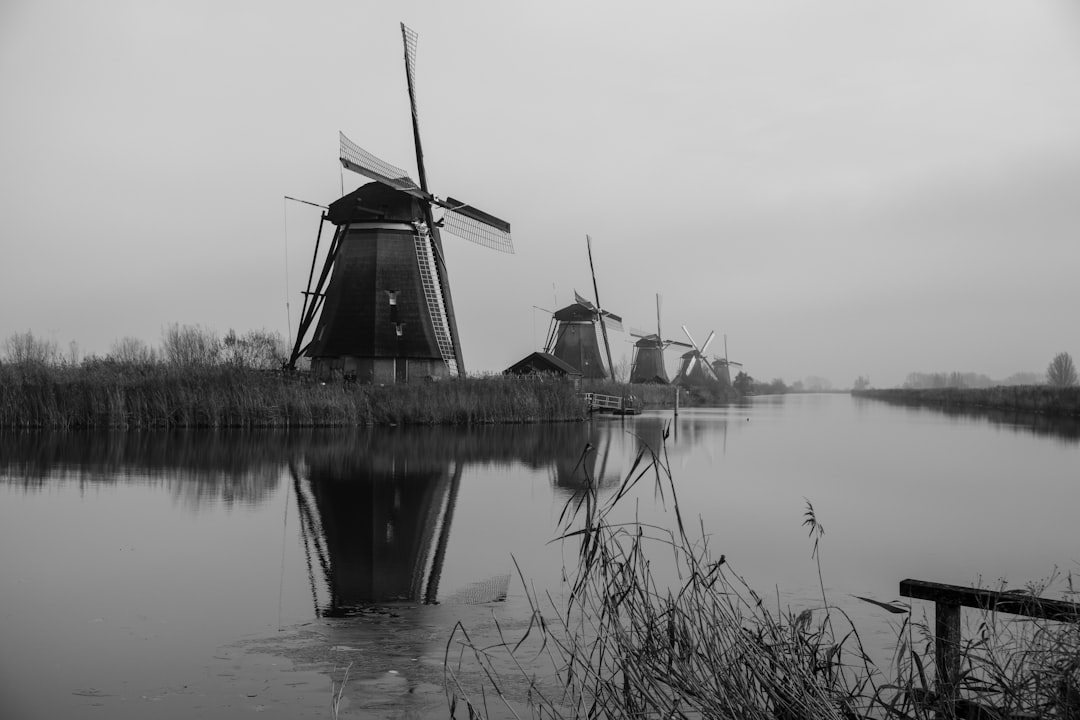 キンデルダイクを訪れる:オランダの自然の宝石 - Kinderdijk | Secret World Trip Planner
