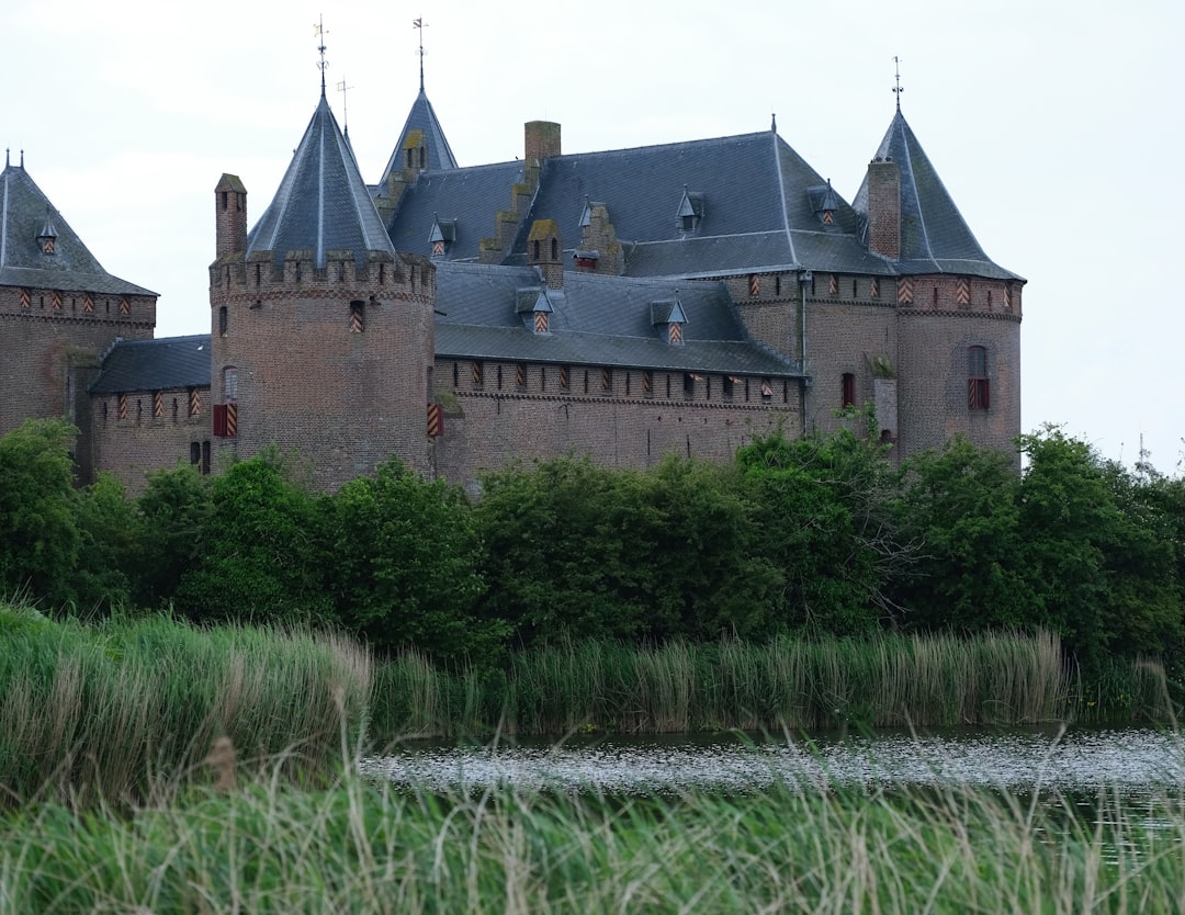 Château de Muiderslot : Un Voyage dans l'Histoire des Pays-Bas - Muiden | Secret World Trip Planner