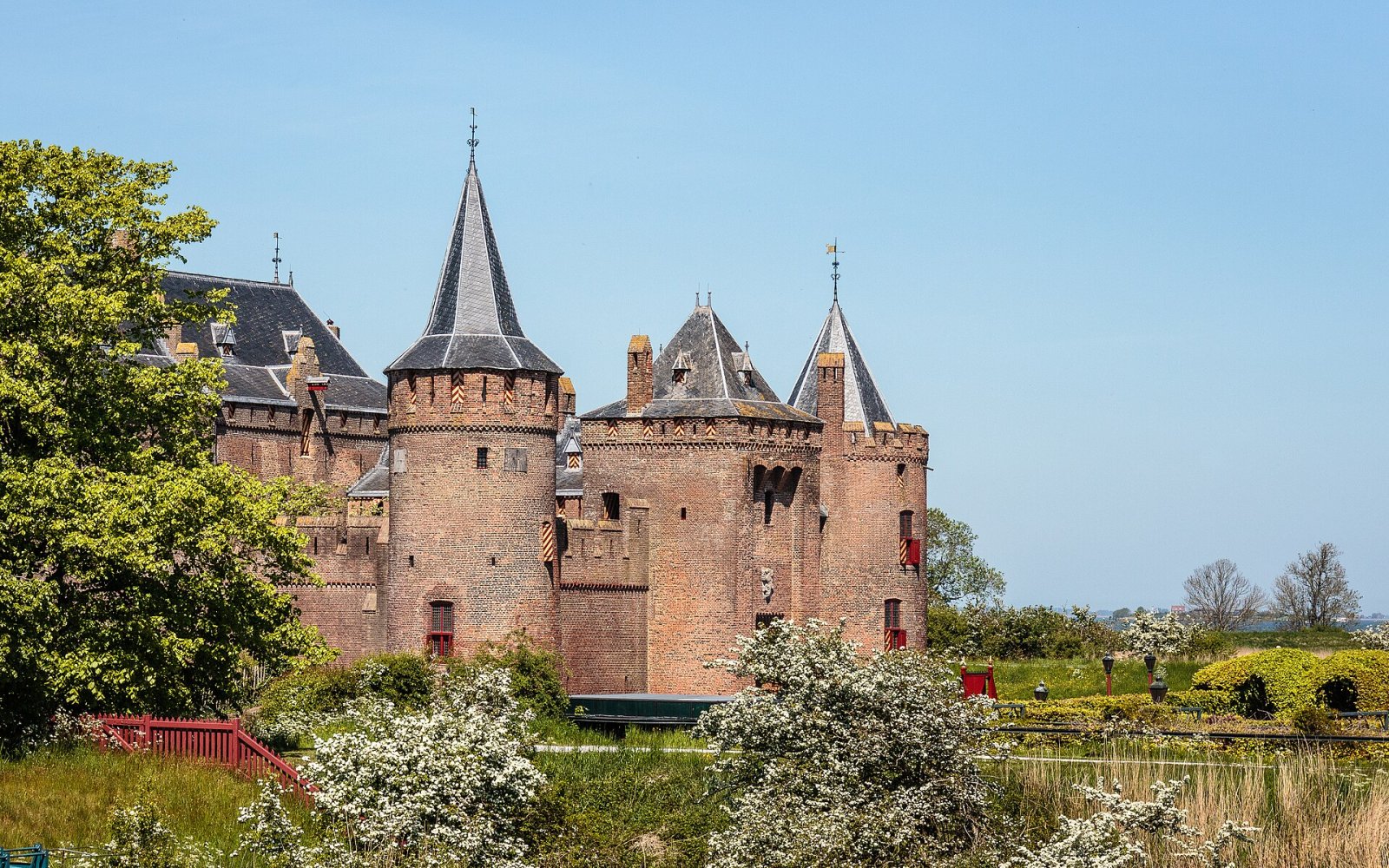 Castelo Muiderslot: Uma Viagem pela História dos Países Baixos - Muiden | Secret World Trip Planner