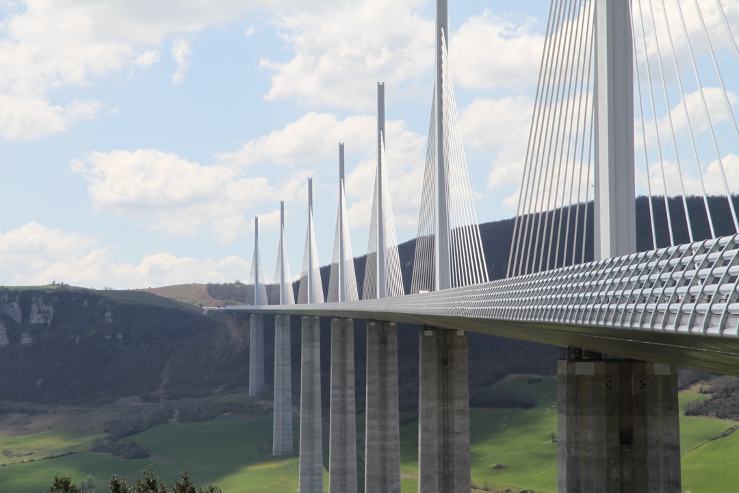Viadukt von Millau: Die unglaubliche Brücke Europas - Viaduc de Millau | Secret World Trip Planner