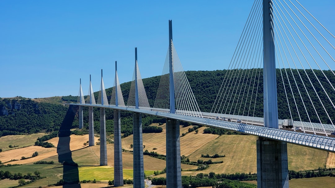 Viaducto de Millau: El Increíble Puente de Europa - Viaduc de Millau | Secret World Trip Planner