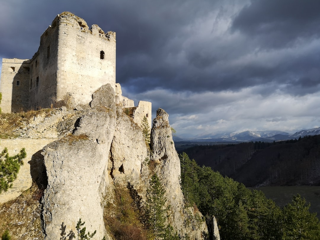Explorer le Château de Palanok : Histoire et Beauté - Zakarpats'ka oblast | Secret World Trip Planner
