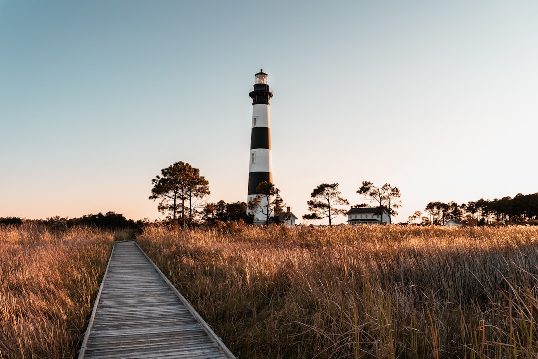 Entdecke den Leuchtturm von Bodie Island: Eine Zeitreise - Nags Head | Secret World Trip Planner