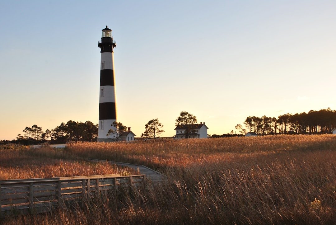 Descubre el Faro de Bodie Island: un Viaje en el Tiempo - Nags Head | Secret World Trip Planner