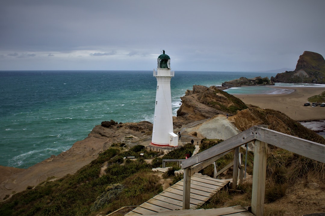 Faro de Cape Reinga: Donde se Encuentran los Mares - Capo Reinga 0484 | Secret World Trip Planner
