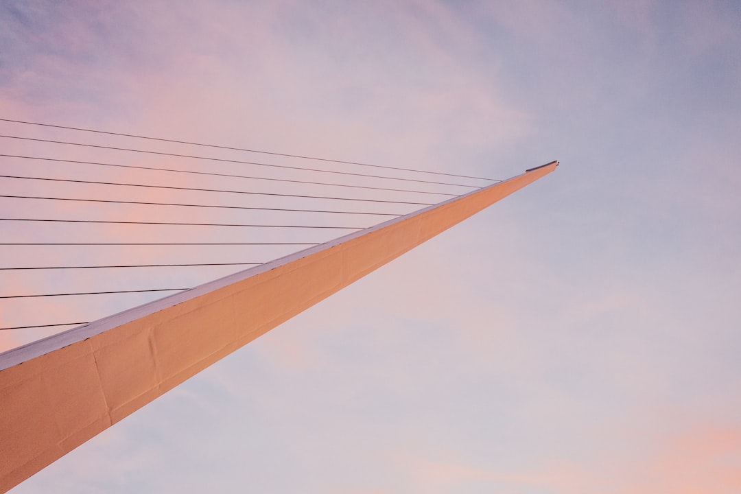 Puente del Reloj de Sol: Una Joyita Arquitectónica en Redding - Redding | Secret World Trip Planner