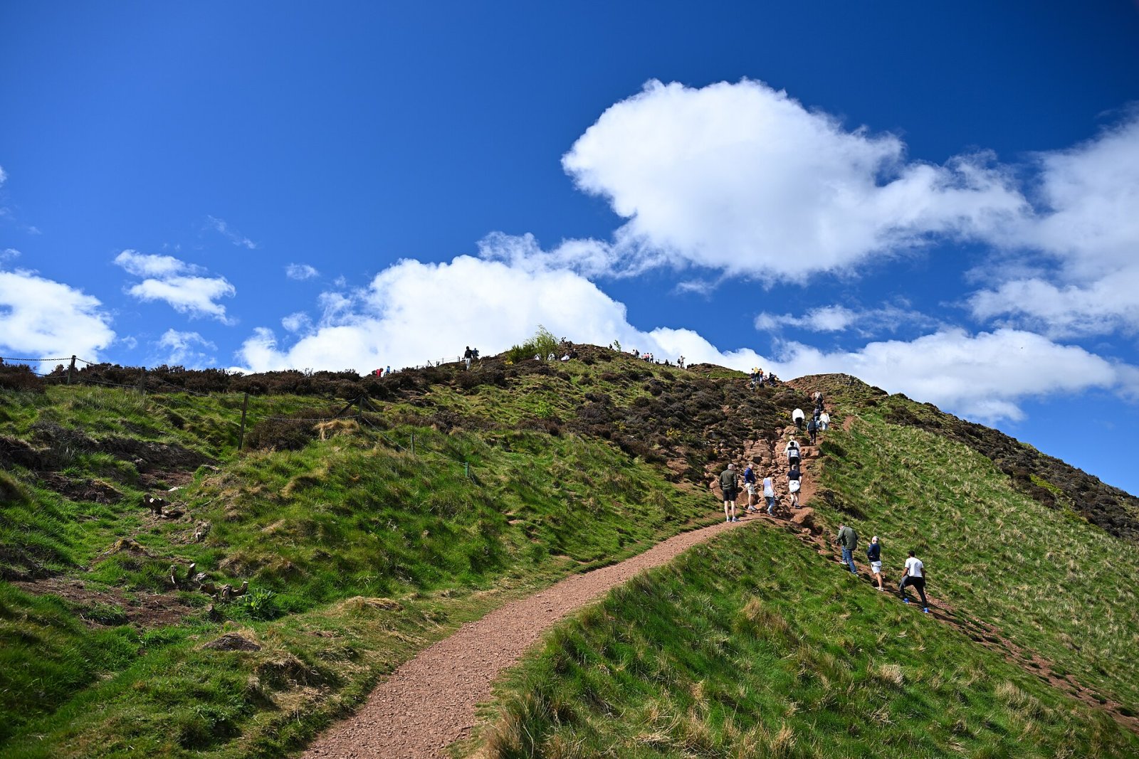 Arthur's Seat: o vulcão extinto de Edimburgo para explorar - WRVQ+J7 Edinburgh | Secret World Trip Planner