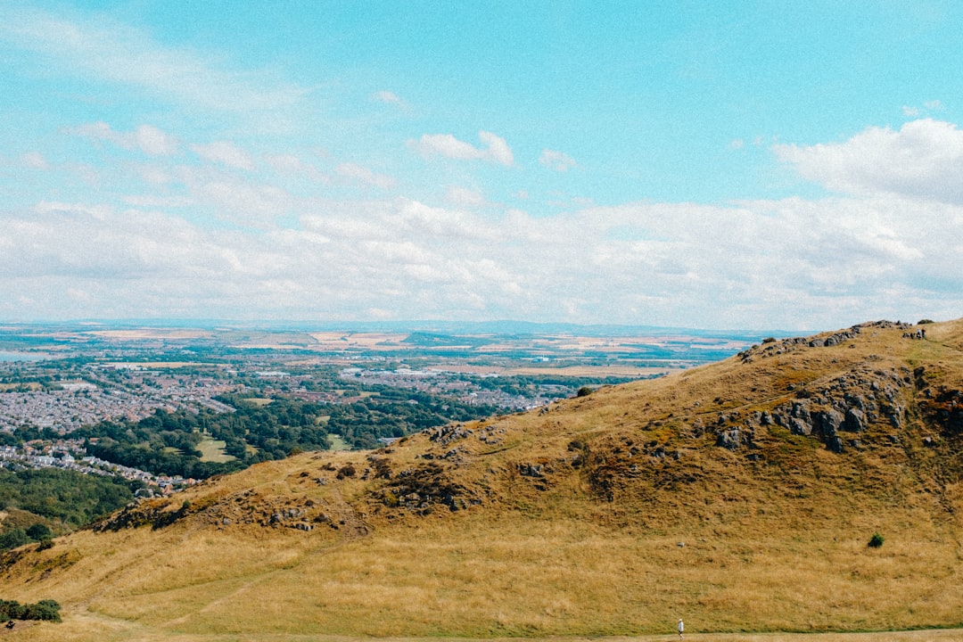 アーサーズ・シート：エディンバラの探検すべき休火山 - WRVQ+J7 Edinburgh | Secret World Trip Planner