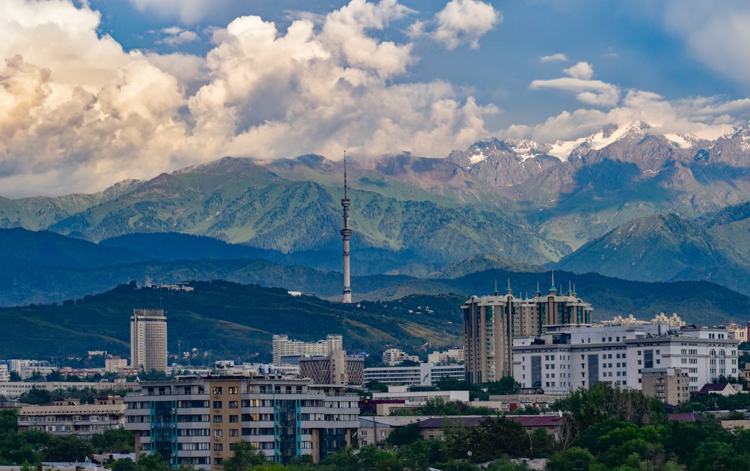Découvrir Almaty : Le Marché Vert et ses Merveilles - Almaty | Secret World Trip Planner