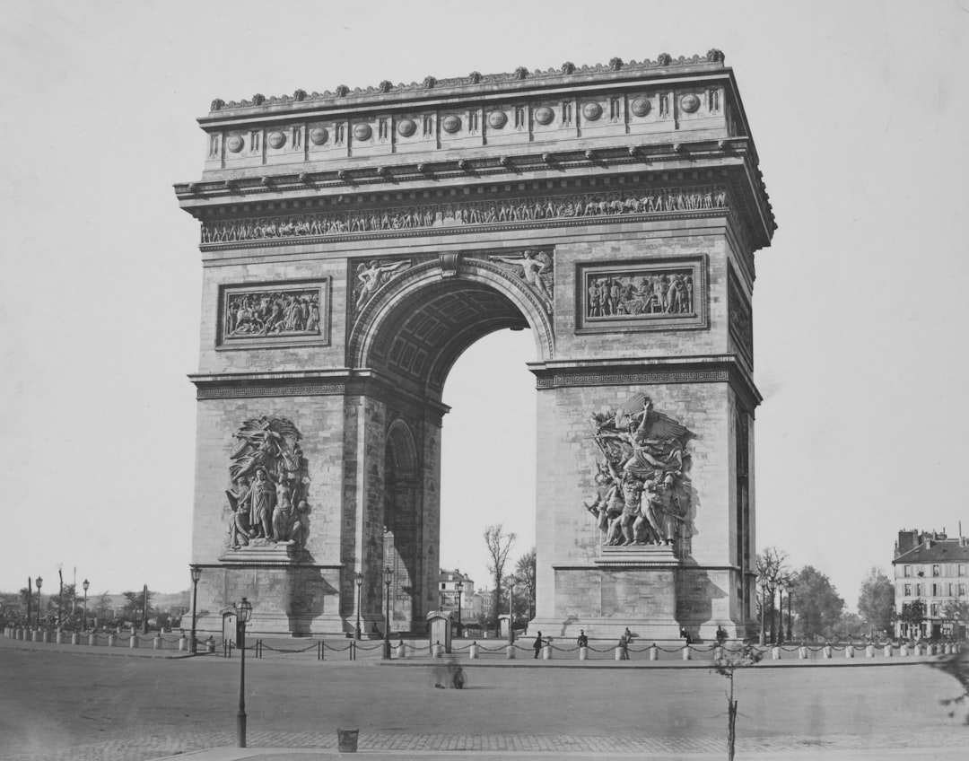 Arco del Carosello: Un Vínculo entre Historia y Belleza - Pl. du Carrousel | Secret World Trip Planner
