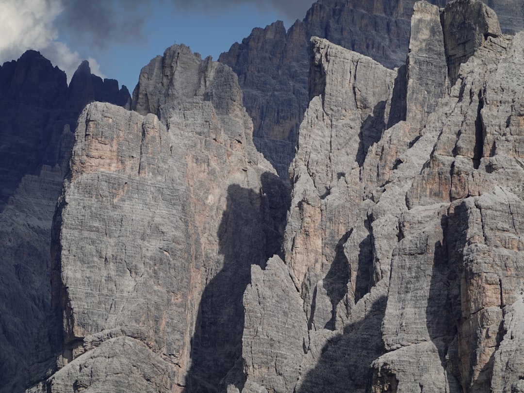Sesto: Un Paraíso Escondido en las Dolomitas - 39030 Sesto BZ | Secret World Trip Planner