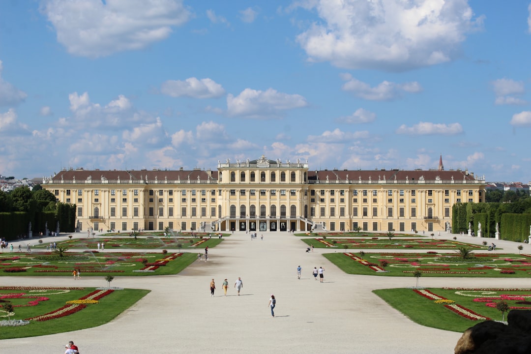 Panoramas Envoûtants au Parc du Château de Schönbrunn - Schönbrunner Schloßstraße 47 | Secret World Trip Planner