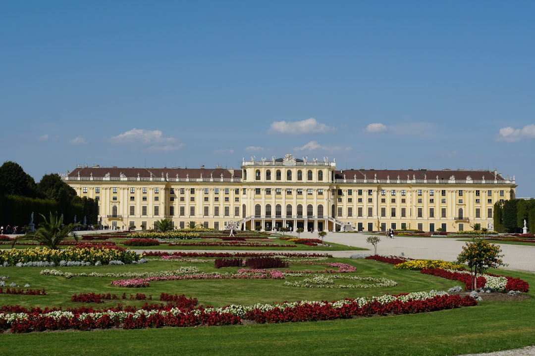 Panoramas Deslumbrantes no Parque do Castelo de Schönbrunn - Schönbrunner Schloßstraße 47 | Secret World Trip Planner