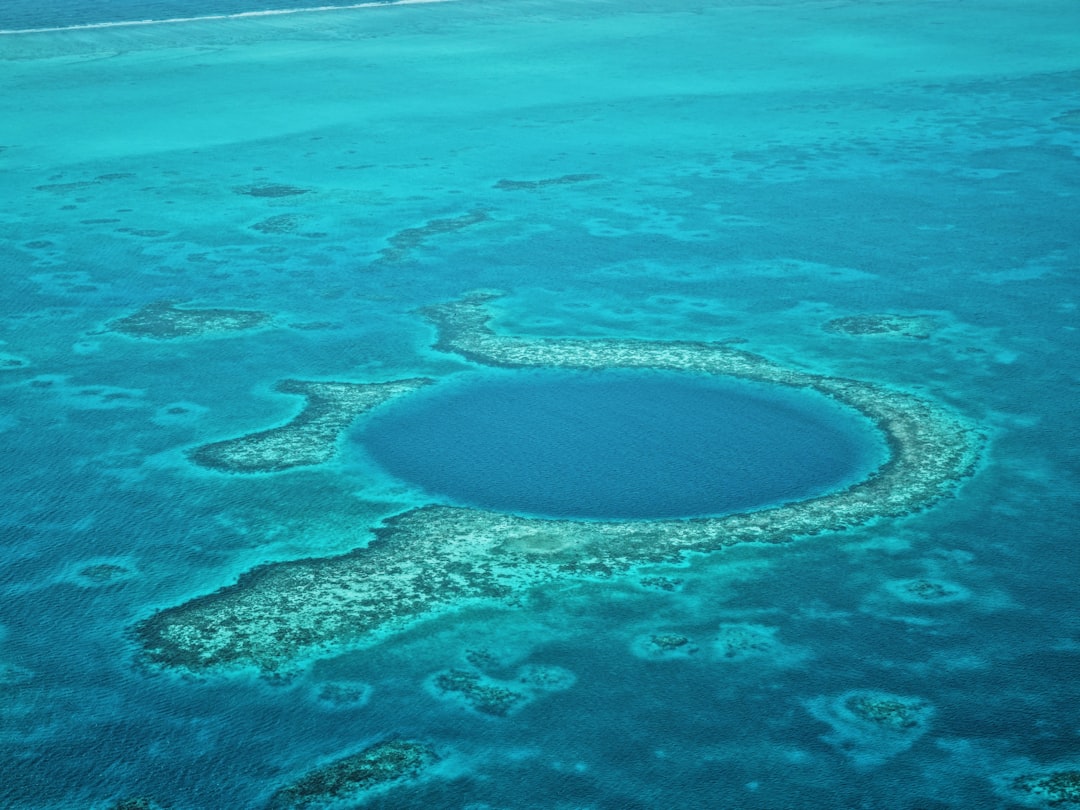 Das Große Blaue Loch: Ein Unterwasserparadies in Belize | Secret World Trip Planner