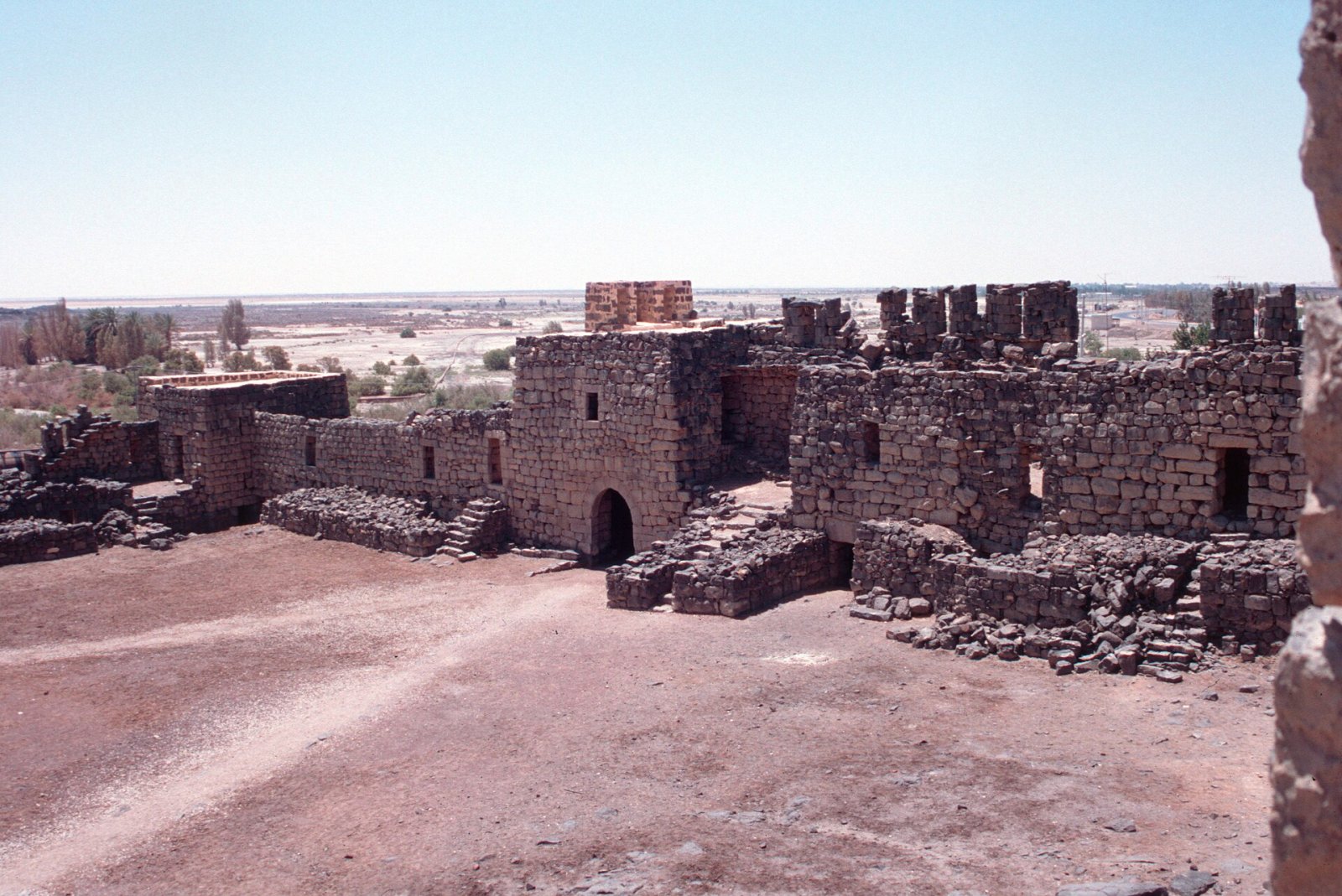 Entdecken Sie Qasr Al-Azraq: Die Blaue Festung Jordaniens - VRJG+3X6 | Secret World Trip Planner