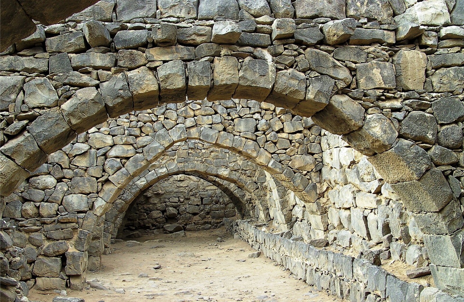 Descubra Qasr Al-Azraq: A Fortaleza Azul da Jordânia - VRJG+3X6 | Secret World Trip Planner