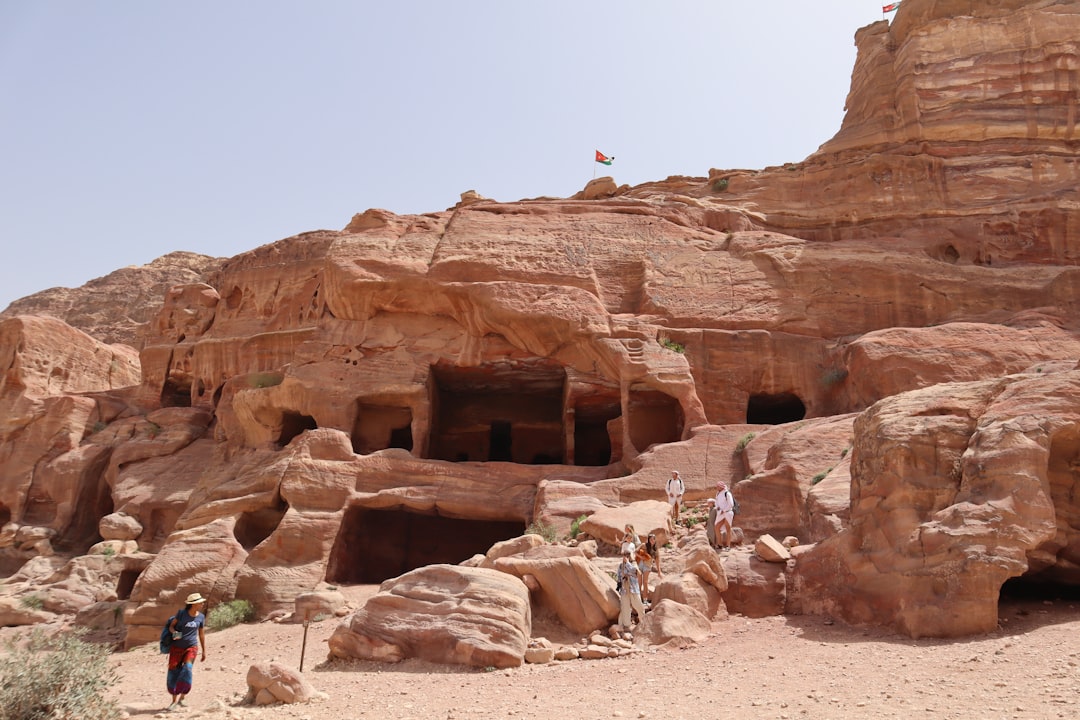 Explore la grotte de Lot : un voyage dans l'histoire de la Jordanie - 2GW3+P4 Gawr as-Safi | Secret World Trip Planner