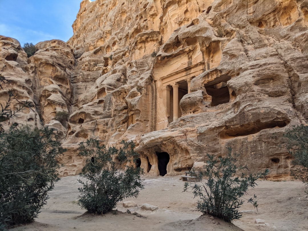 Descubra a Magia de Jabal Suraybit na Jordânia | Secret World Trip Planner