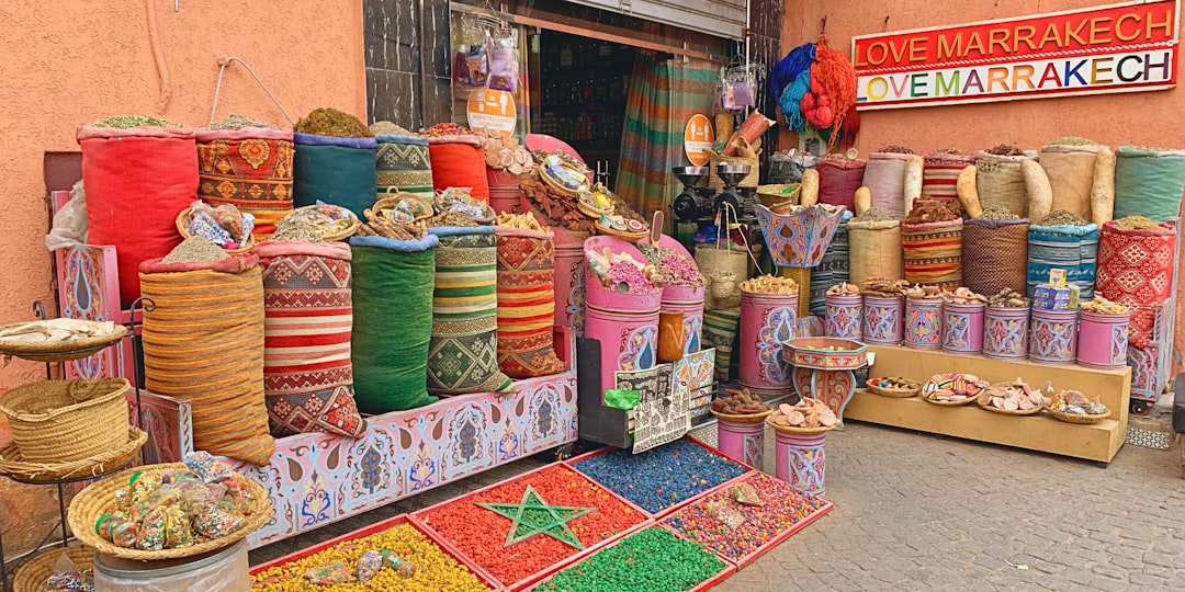 マラケシュのスーク探訪：色と香りの旅 - J2J6+MG6، طريق سيدي عبد العزيز، Marrakech 40000 | Secret World Trip Planner