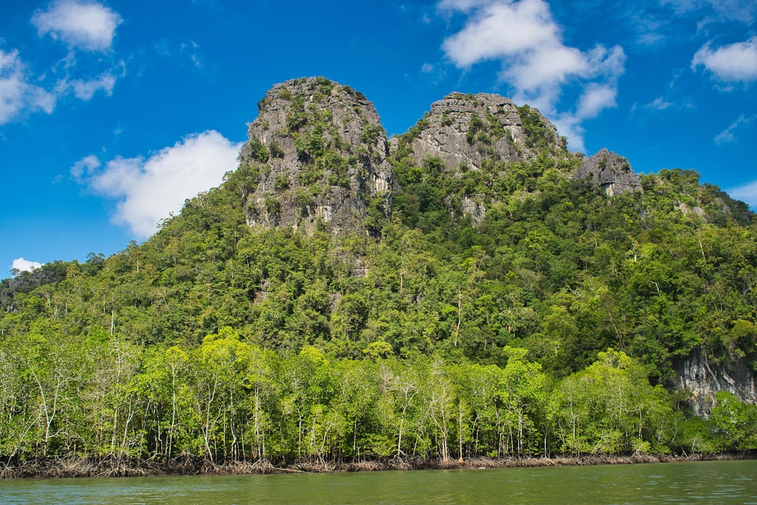 クロンパノム国立公園の隠れた滝 - Amphoe Phanom | Secret World Trip Planner