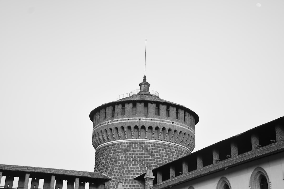 Découvrez le Château Sforza : trésors cachés à Milan - Piazza Castello | Secret World Trip Planner
