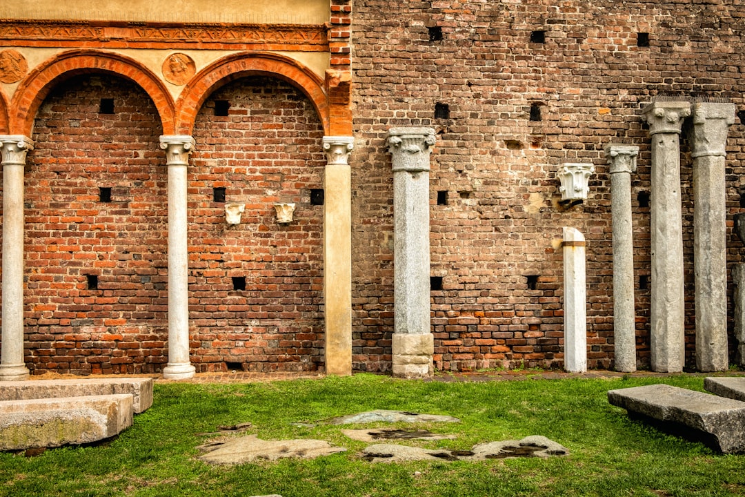 Descubre el Castillo Sforzesco: tesoros ocultos en Milán - Piazza Castello | Secret World Trip Planner