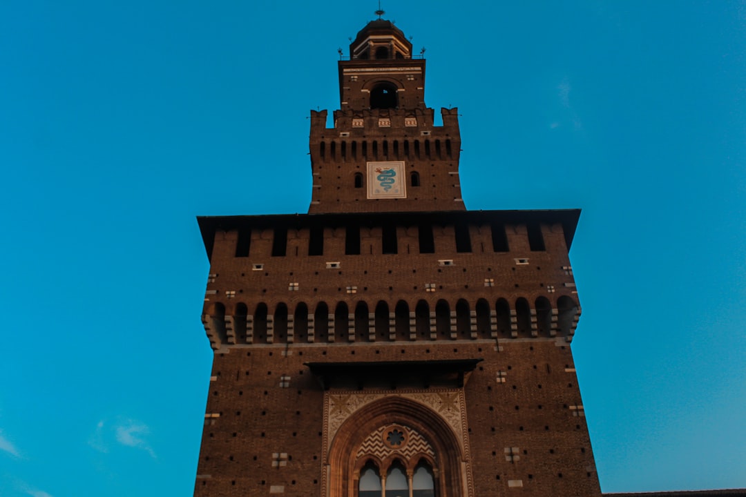 Descubre el Castillo Sforzesco: tesoros ocultos en Milán - Piazza Castello | Secret World Trip Planner