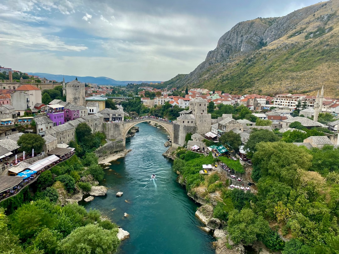 スターリ・モスト:モスタルの歴史と文化をつなぐ橋 - Stari most | Secret World Trip Planner