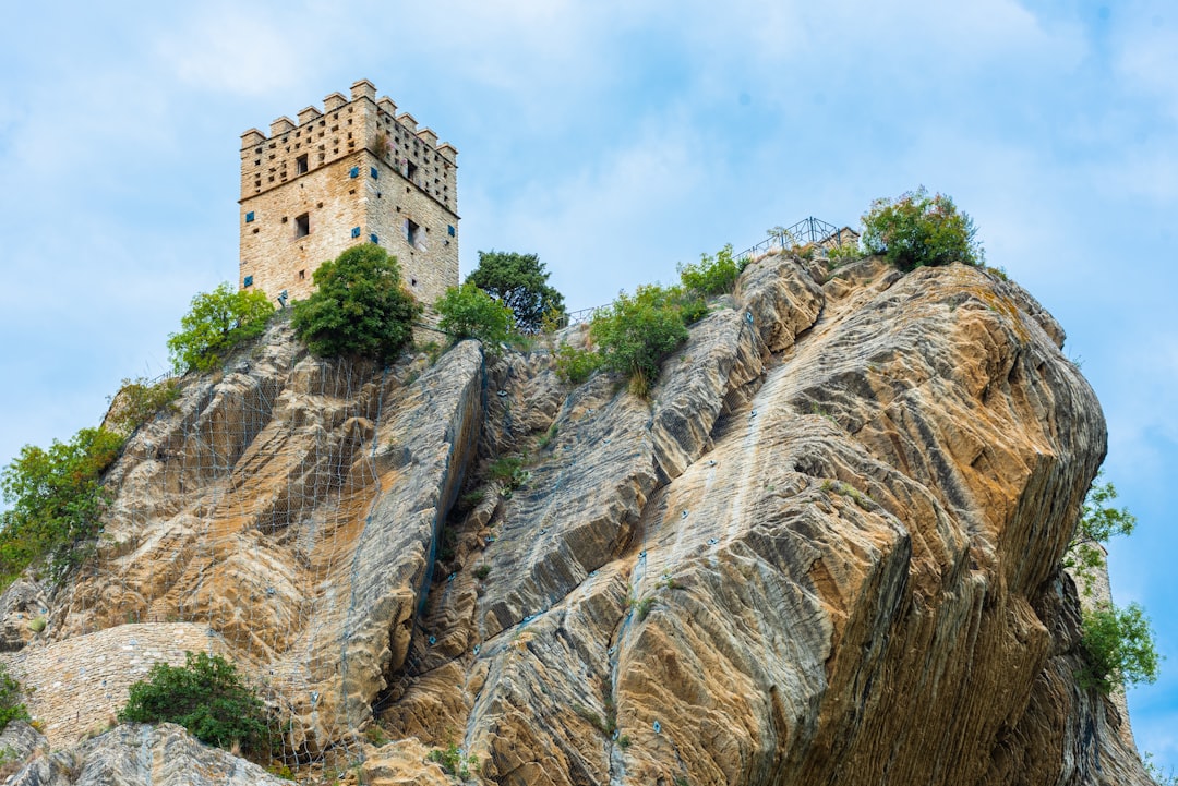 Castello Medioevale di Roccascalegna: Un viaggio nel tempo - Piazza Umberto I | Secret World Trip Planner