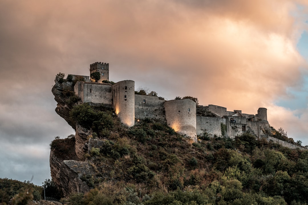 Castello Medioevale Roccascalegna: Eine Zeitreise - Piazza Umberto I | Secret World Trip Planner