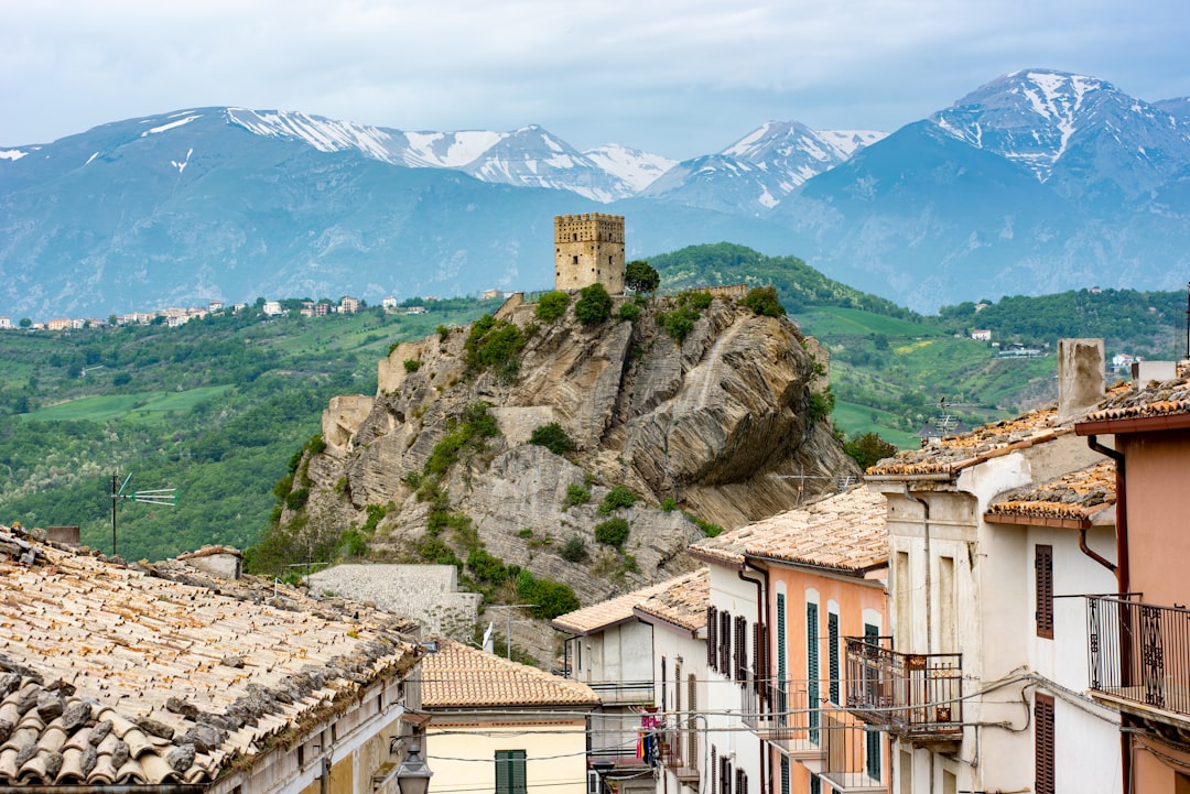 Castello Medioevale Roccascalegna: Eine Zeitreise - Piazza Umberto I | Secret World Trip Planner