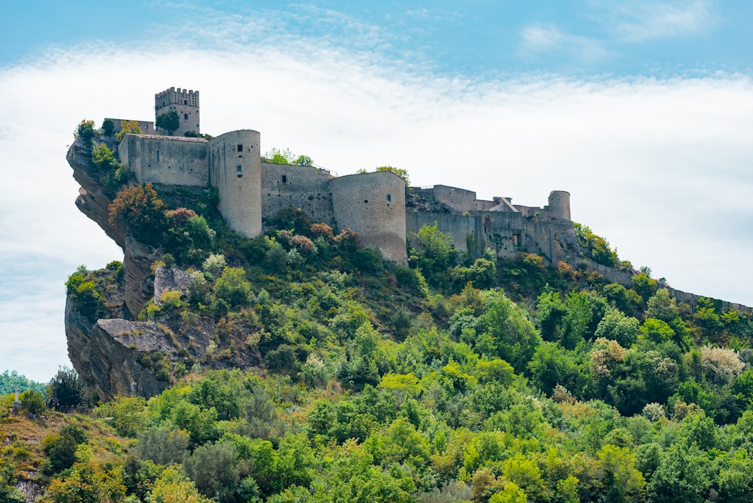 Castelo Medieval de Roccascalegna: Uma Viagem no Tempo - Piazza Umberto I | Secret World Trip Planner