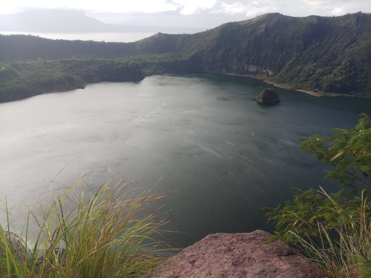 Кратерное озеро вулкана Таал: Скрытый рай - Taal Volcano Main Crater Lake | Secret World Trip Planner