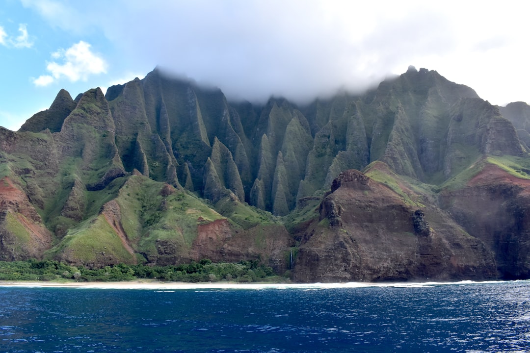 Descubra as Praias da Costa Nā Pali: Um Paraíso Natural - Contea di Kauai | Secret World Trip Planner