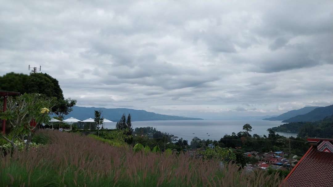 Parapat: O Tesouro Escondido do Lago Toba - Simalungun Regency | Secret World Trip Planner
