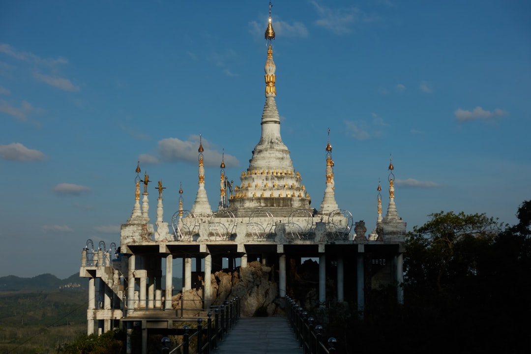Entdecken Sie den Shwenandaw-Buddhisten Tempel in Mandalay - 2427+7G2 | Secret World Trip Planner