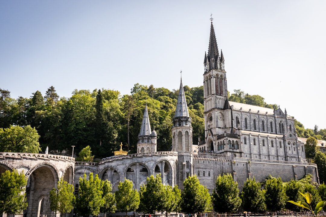 Descubra Lourdes: o coração da espiritualidade mariana na França | Secret World Trip Planner
