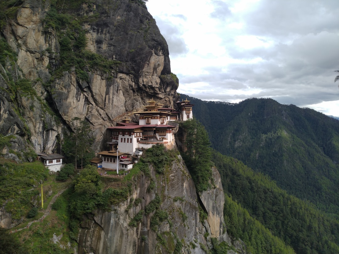 타크탱 사원으로 가는 매혹적인 길들 - Taktsang trail | Secret World Trip Planner