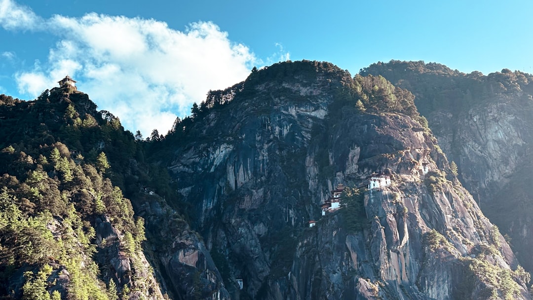 通往塔克岑寺的迷人小径 - Taktsang trail | Secret World Trip Planner