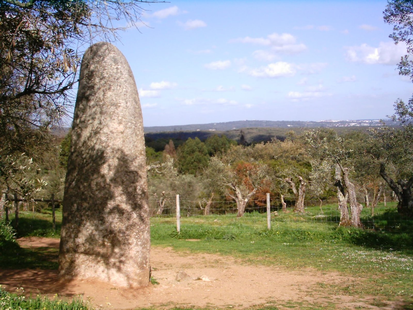 Menir dos Almendres: uma viagem pela história de Portugal - Nossa Senhora de Guadalupe | Secret World Trip Planner