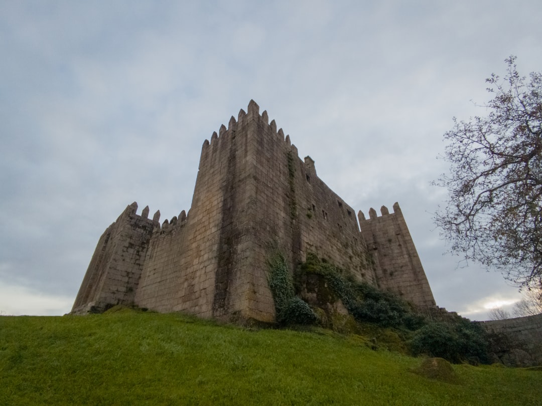 Exploration du Castelo do Mau Vizinho au Portugal - Igrejinha | Secret World Trip Planner