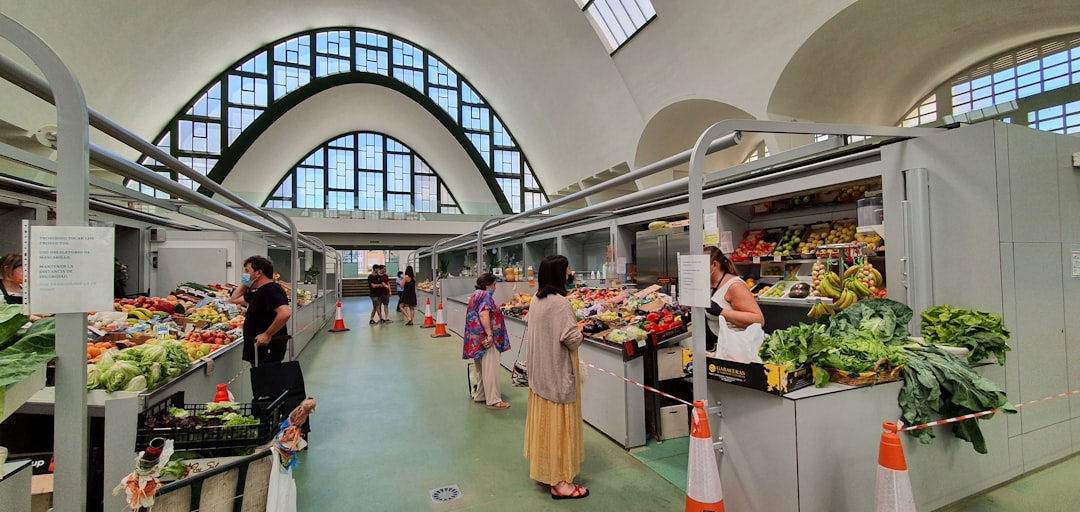 Descubre los Sabores del Marché des Halles en La Roche-sur-Yon - Pl. du Marché | Secret World Trip Planner