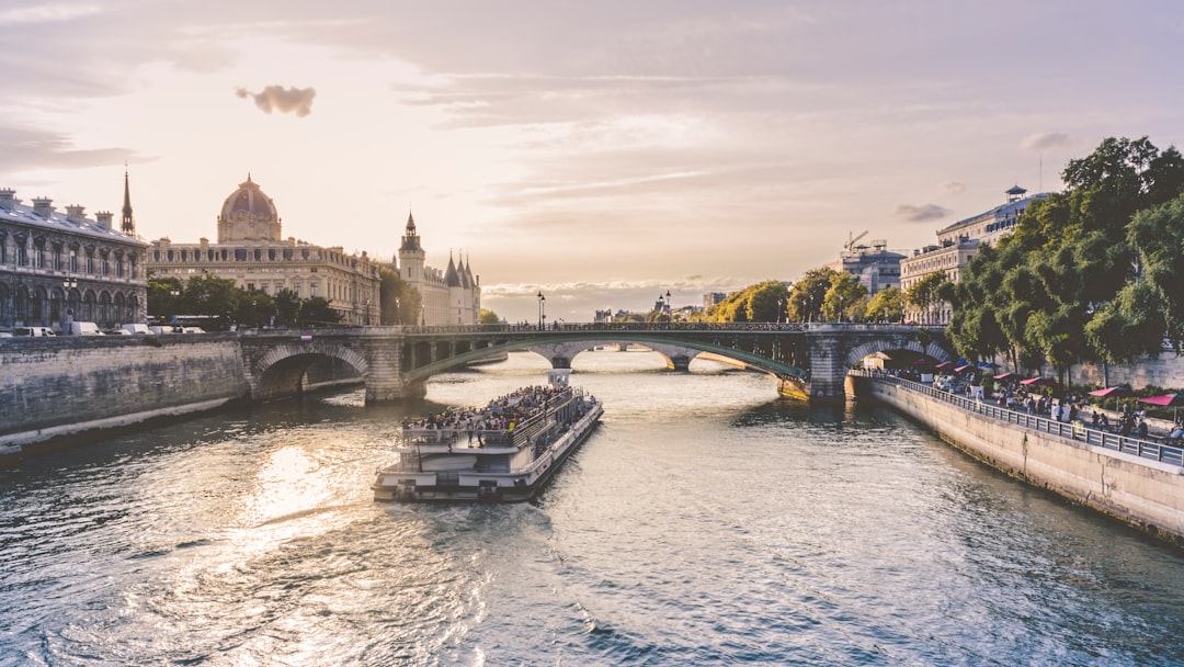 O Fim de Semana Perfeito em Paris: Roteiro com IA - Parigi | Secret World Trip Planner