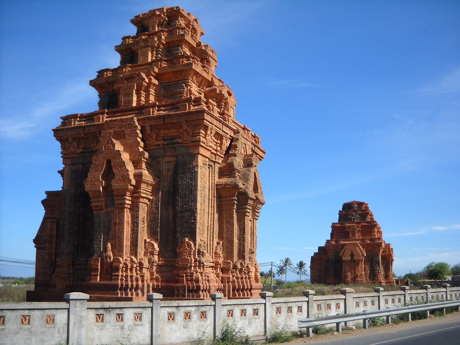 Descubre la Historia de las Torres Hoa Lai Cham en Vietnam - Thuận Bắc | Secret World Trip Planner
