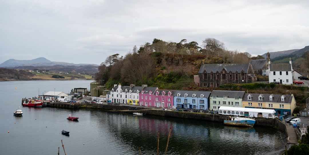 Panoramas deslumbrantes em Portree: cores e natureza - Portree IV51 | Secret World Trip Planner