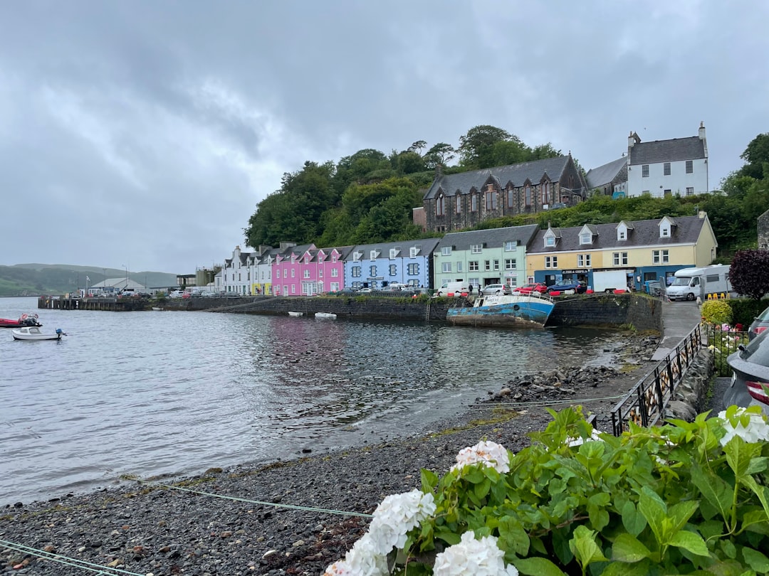 波特里壮丽全景:色彩与自然的奇妙之旅 - Portree IV51 | Secret World Trip Planner