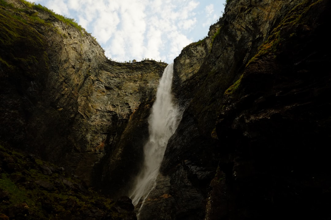 Découvrez Vettisfossen : La Majesté des Cascades Norvégiennes - Utladalsvegen 1 | Secret World Trip Planner